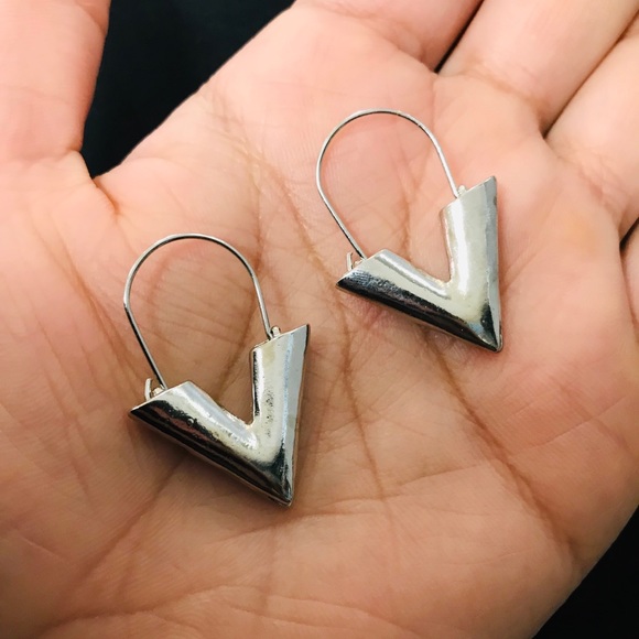Metal Wind Letter V Shape Stud Earring - Picture 5 of 6